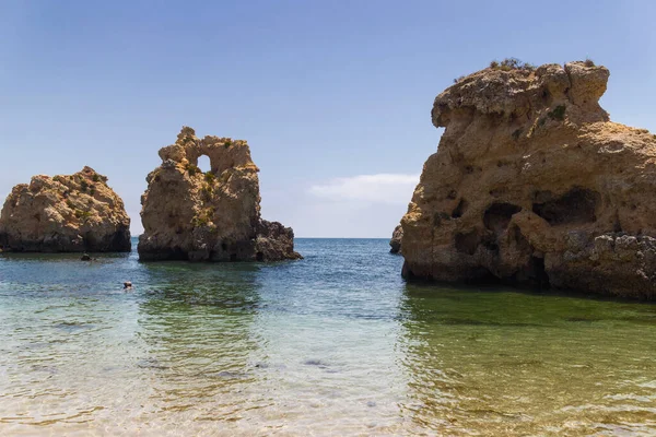Albufeira, Algarve, Portekiz yakınlarındaki Arrifes plajında kaya oluşumu.