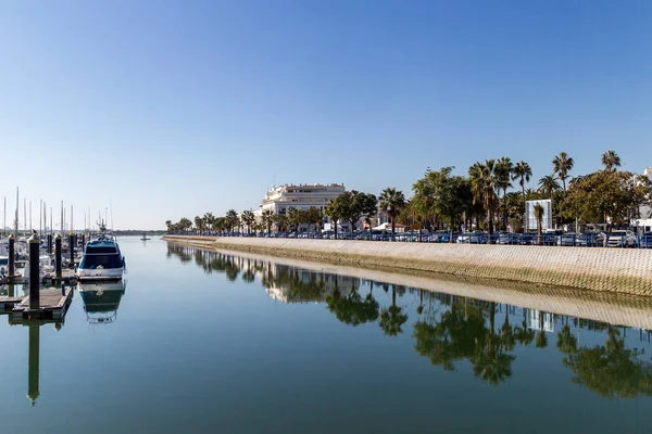 İspanya 'nın Ayamonte kentindeki merkezi gezinti güvertesine bak. 