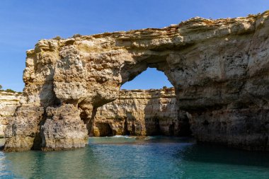 Kıyı şeridi boyunca uzanan kaya oluşumlarında kemerler, Algarve, Portekiz.