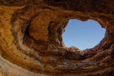 Ünlü Benagil mağarası, Algarve, Portekiz.