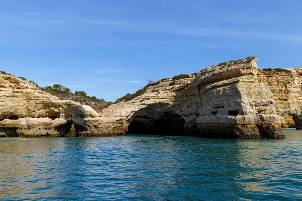 Kıyı şeridi boyunca mağaralar, Algarve, Portekiz.