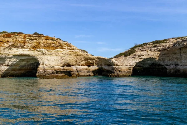 Kıyı şeridi boyunca mağaralar, Algarve, Portekiz.