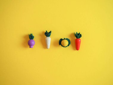 Renkli arka planda tahta oyuncak sebzeler.