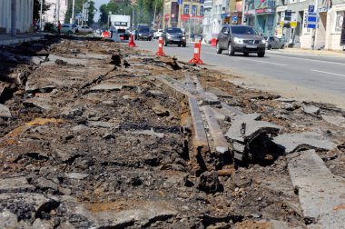 Eski tramvay rayları sökülmesi. Kirovsky avenue, Rostov-on-Don, Rusya Federasyonu. 2 Ağustos 2016