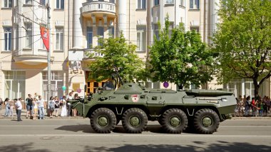 Geçit töreni zafer günü onuruna askeri teçhizat. Bolshaya tren street, Rostov-on-Don, Rusya Federasyonu. 9 Mayıs 2013