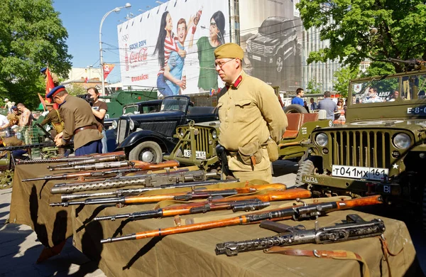 Exposición de armas pequeñas de la Segunda Guerra Mundial. Celebrando el Día de la Victoria. Rostov-on-Don, Rusia. mayo 9, 2013 — Foto de Stock