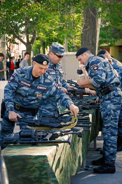 Omon の兵士は、小型武器のサンプルを示しています。戦勝記念日のお祝い。ロストフ、ロシア。2013 年 5 月 9 日 — ストック写真