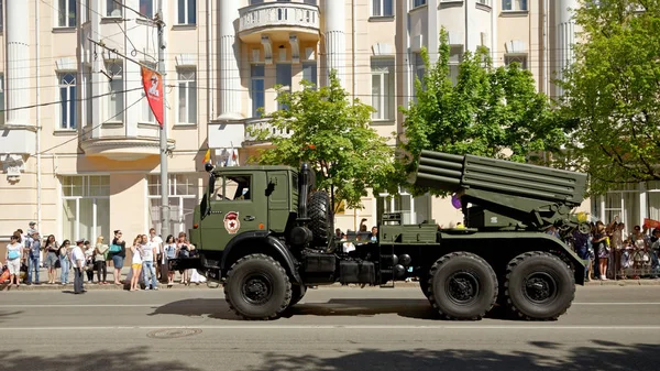 Parade of military equipment in honor of Victory Day. Bolshaya Sadovaya street, Rostov-on-Don, Russia. May 9, 2013 — Stock Photo, Image