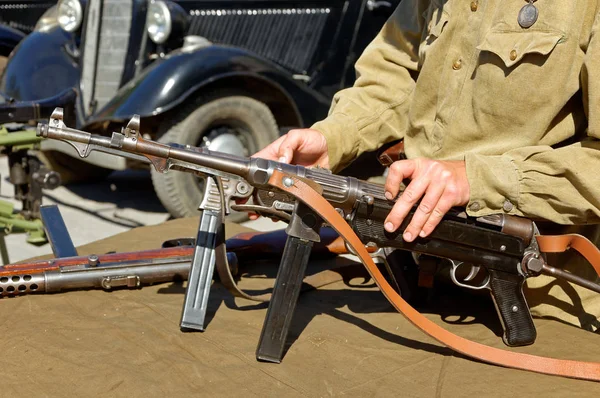 German machine guns MP-40 in the hands of Soviet soldier — Stock Photo, Image