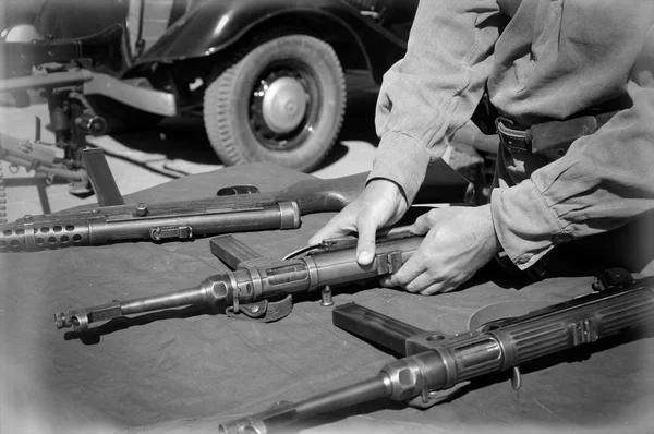Německé kulomety Mp-40 v rukou sovětského vojáka — Stock fotografie