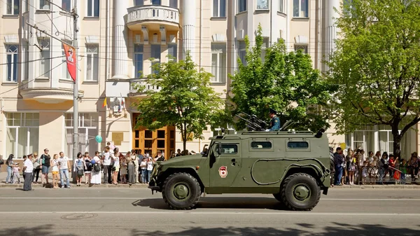 Desfile de equipamiento militar en honor al Día de la Victoria. Bolshaya Sadovaya street, Rostov-on-Don, Rusia. mayo 9, 2013 — Foto de Stock