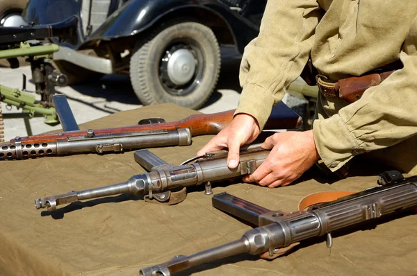 Las ametralladoras alemanas MP-40 en manos del soldado soviético — Foto de Stock