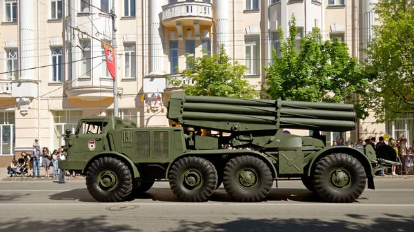 Parade of military equipment in honor of Victory Day. Bolshaya Sadovaya street, Rostov-on-Don, Russia. May 9, 2013 — Stock Photo, Image