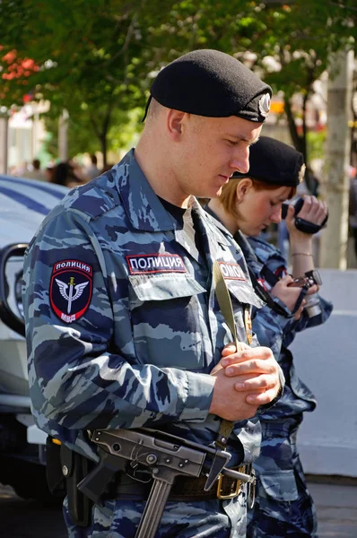 Soldado OMON en la calle City. Rostov-on-Don, Rusia. mayo 9, 2013 Imágenes de stock libres de derechos