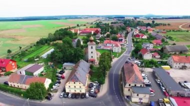 Polonya, havadan görünümden dron küçük köyde