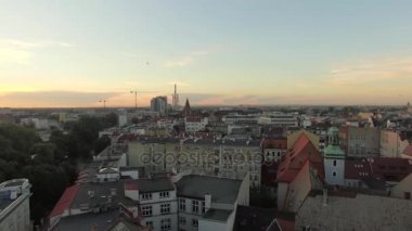 Gün batımı şehir merkezi kuşlar ile Wroclaw havadan görünümü