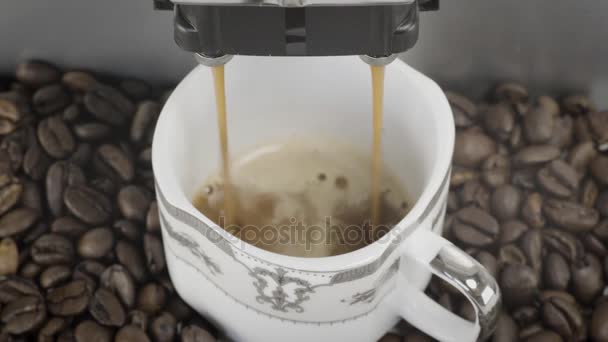 Espressomaskin på kaffebönor bakgrund — Stockvideo