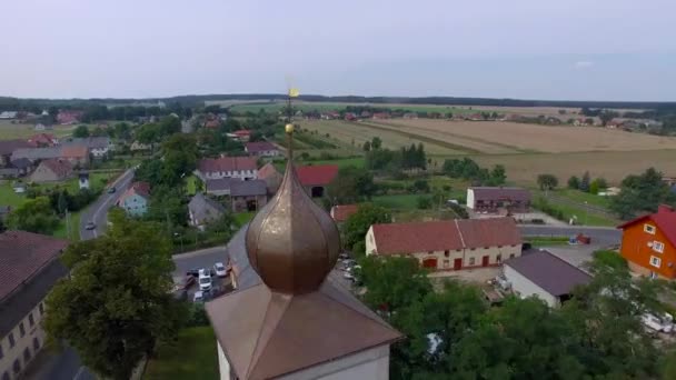 Torre de la iglesia Pequeña aldea vista aérea desde el dron — Vídeo de stock