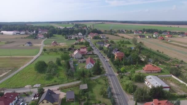 Pequeño pueblo cuntryside vista aérea desde el dron — Vídeos de Stock