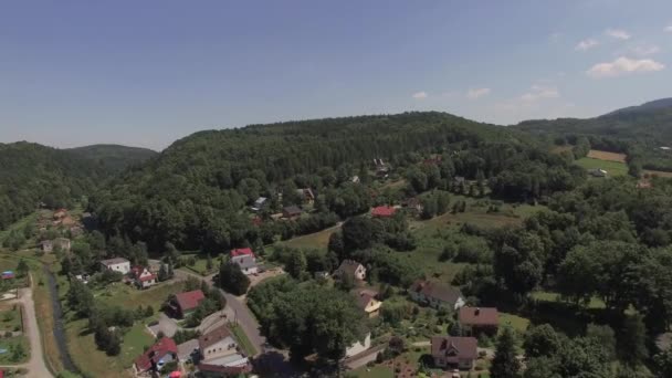 Вид с беспилотника на маленькую деревню — стоковое видео