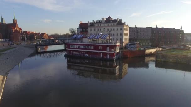 Luftaufnahme der Jacht auf dem Fluss, Stadtzentrum, Breslau — Stockvideo