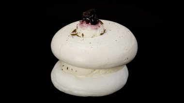 Siyah lezzetli beze kek