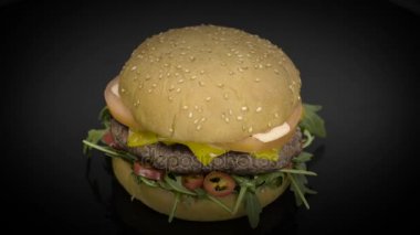 Lezzetli burger siyaha döner