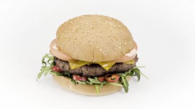  Beyaz üzerinde dönen burger
