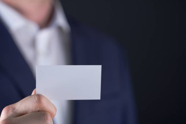 İşadamı boş buissnes kartı tutan takım elbiseli