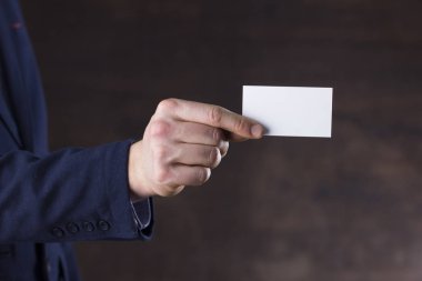 boş bir kart tutan işadamı
