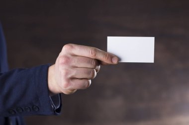 boş bir kart tutan işadamı