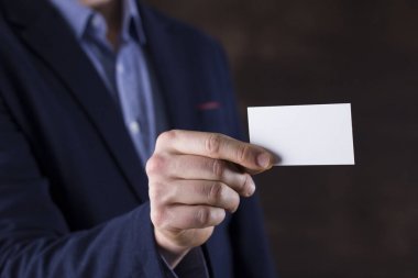 boş bir kart tutan işadamı