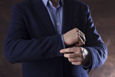 işadamı düğmeleri kol kol