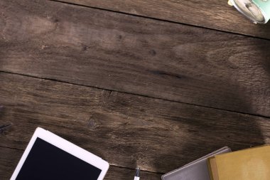 Tablet, kitap, kalem, saat, tipografi ve logo için yer ile rustik ahşap masa