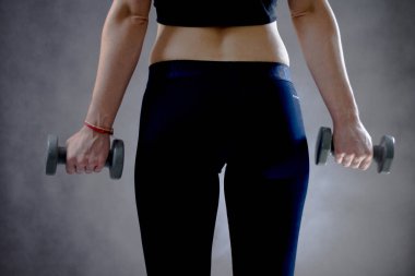 Spor koyu arka plan boşaltmak sağlıklı diyet ve fitness kavramı kadın vücut ile