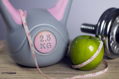 Spor koyu arka plan boşaltmak sağlıklı diyet ve fitness kavramı kadın vücut ile