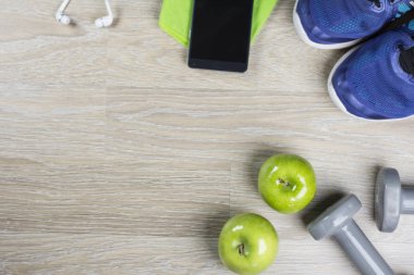 Fitness kavramı. Teyp ölçme ketlebbells ve yeşil elma. Boşaltmak. Afiş.