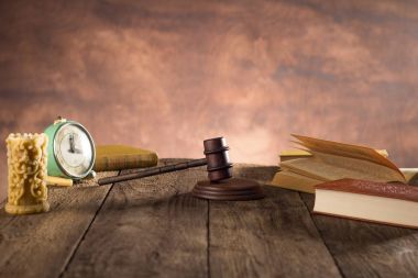 Hukuk Tema, Yargıç, adalet ölçek, kitaplar, gri arka plan tokmak