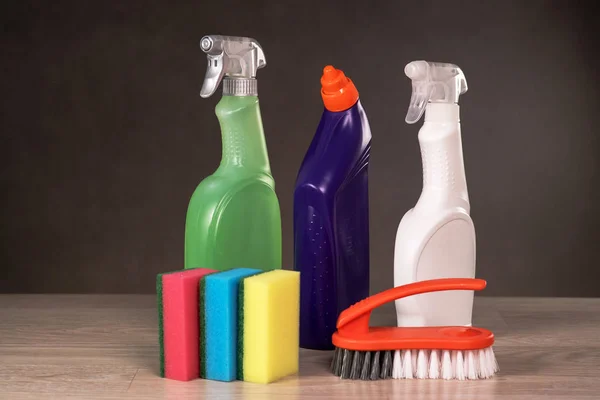 Concepto de limpieza del hogar. Varios productos de limpieza . — Foto de Stock