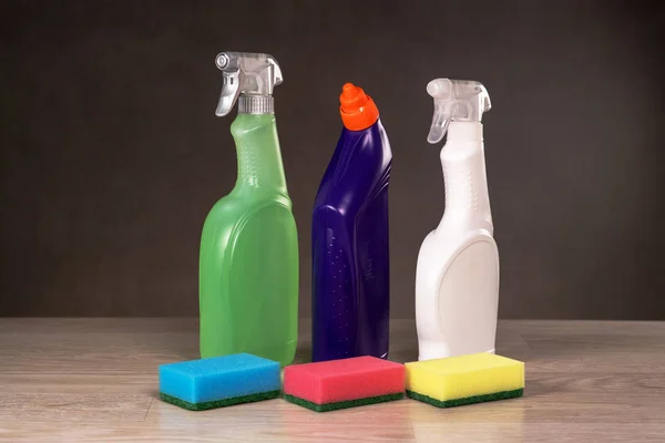 Concepto de limpieza del hogar. Varios productos de limpieza . — Foto de Stock