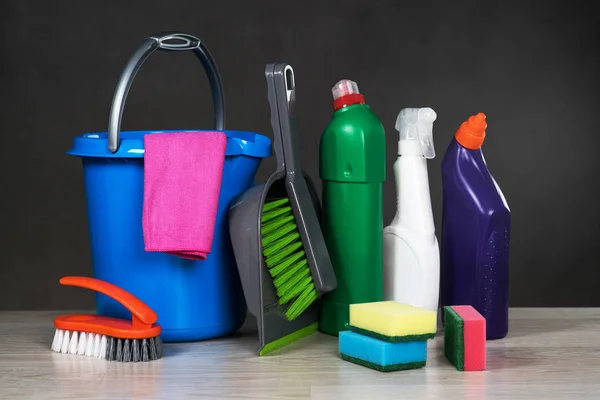 Концепція прибирання будинку. Різні засоби для чищення . — стокове фото