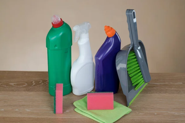 Otthoni tisztító koncepció. Különböző tisztító termékek. — Stock Fotó