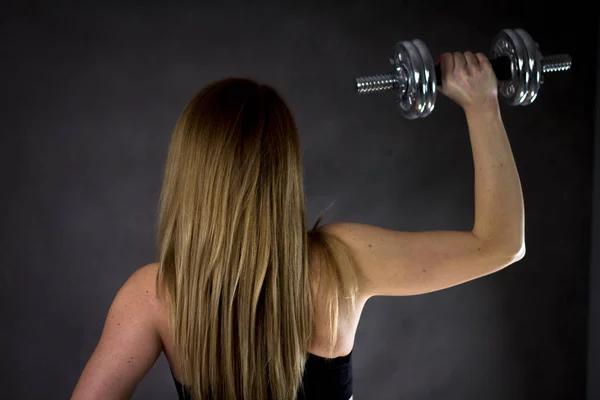 De donkere achtergrond van de sport met copyspace gezond dieet en fitness concept vrouw lichaam — Stockfoto