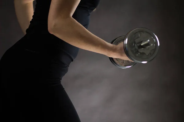 De donkere achtergrond van de sport met copyspace gezond dieet en fitness concept vrouw lichaam — Stockfoto