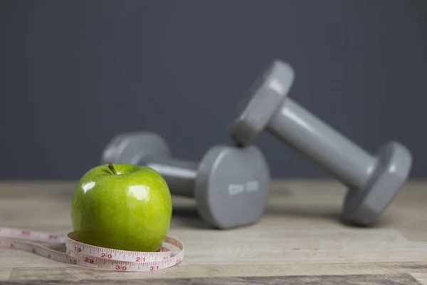 Fitness kavramı. Teyp ölçme ketlebbells ve yeşil elma. Boşaltmak. Afiş. — Stok fotoğraf