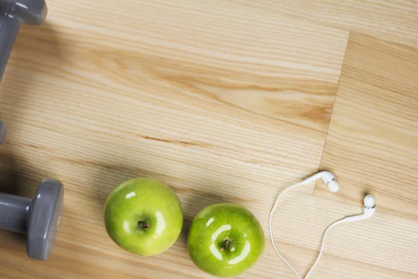 Concept de fitness. ketlebbells et ruban à mesurer pomme verte. Copyspace. Bannière . — Photo