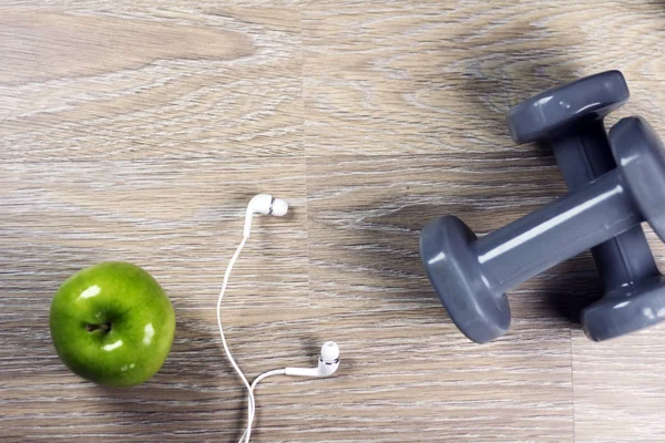 Concept de fitness. ketlebbells et ruban à mesurer pomme verte. Copyspace. Bannière . — Photo