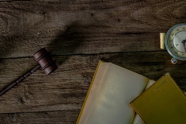 Recht en justitie concept. Hamer van de rechter, boeken, schalen van Justitie. Grijze stenen achtergrond, reflecties op de grond, plaats voor typografie. Rechtszaal thema. — Stockfoto