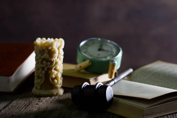 Recht en justitie concept. Hamer van de rechter, boeken, schalen van Justitie. Grijze stenen achtergrond, reflecties op de grond, plaats voor typografie. Rechtszaal thema. — Stockfoto