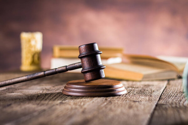 Тема права, молоток судьи, шкала правосудия, книги, серый фон
